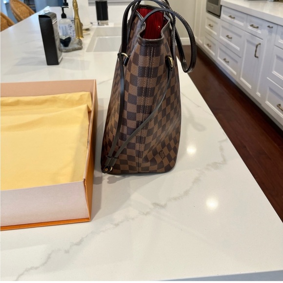 Authentic lv tote bag in very good condition. - Picture 2 of 9
